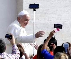 Francisco, en la audiencia pública de los miércoles, rodeado de los populares palos de selfies