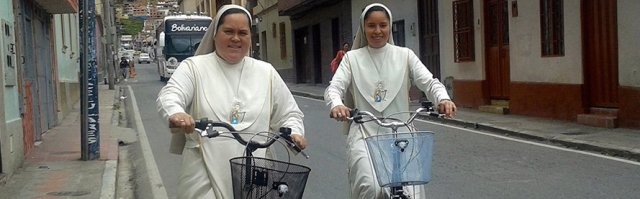 Las Hermanas Trovadoras admiten que les gusta llamar la atención para evangelizar... pero no compraron sus bicicletas para eso