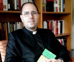 Joaquín Caldevilla ha escrito un libro de testimonios y reflexiones para acercar la fe al hombre de hoy