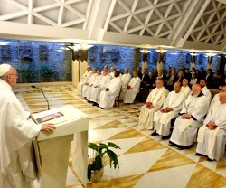 Francisco en la Misa de la Casa Santa Marta con los cardenales de su consejo asesor