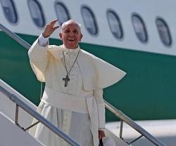 El Papa Francisco suele saludar así en la escalinata del avión antes de despegar en sus viajes
