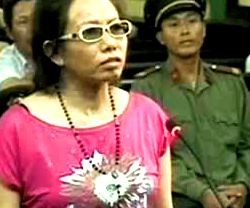 La disidente Maria Ta Phong Tan, cuando fue juzgada, con un rosario al cuello
