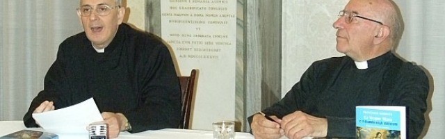 A la izquierda, Francesco Bamonte, presidente de los exorcistas italianos, presentando su libro sobre la Virgen María en los exorcismos