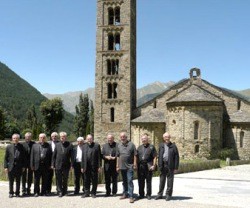 Los obispos catalanes posan ante la preciosa iglesia románica de Tahull, en la Vall de Bohí