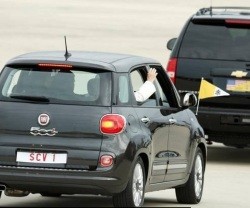 El Papa Francisco saluda desde el sencillo Fiat 500 que ha usado a su llegada a Estados Unidos