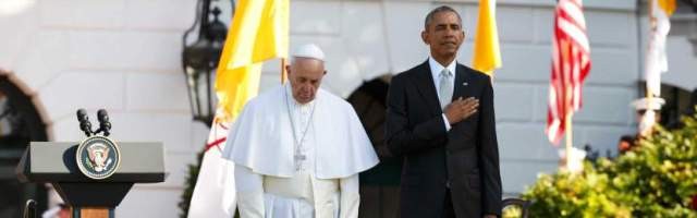 El Papa Francisco y Obama mientras suenan el himno de Estados Unidos y el de la Santa Sede