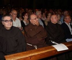 Los franciscanos de Petra, en Mallorca, siguen la ceremonia por pantallas gigantes