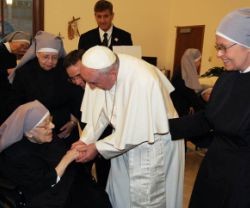 La visita sorpresa de Francisco a las Hermanitas de los Pobres se lee como una crítica a las leyes anti-libertad de Obama