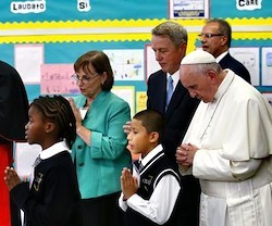 Tras escuchar una canción que le dedicaron los niños, el Papa rezó unos instantes con ellos.