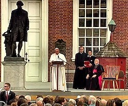 El Papa y el arzobispo de Philadelphia, bajo la estatua de George Washington.