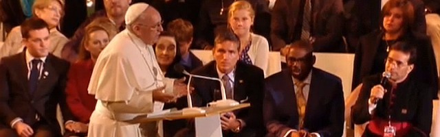 El Papa se dirige a los miles de fieles concentrados al aire libre ante la mirada atenta, entre otros, de Jim Caviezel, el Jesús de La Pasión de Mel Gibson.