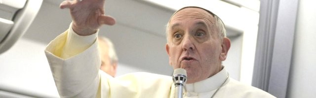El Papa Francisco acostumbra a conceder entrevistas a los periodistas que le acompañan en el viaje de vuelta en avión