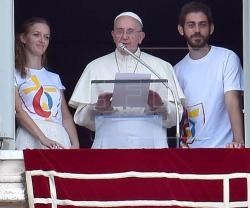 El Papa Francisco con unos jóvenes polacos el día que se abrieron las inscripciones a la JMJ de Cracovia 2016