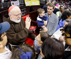 El cardenal O Malley bendice algunas de las familias que se postulan para ser misioneras