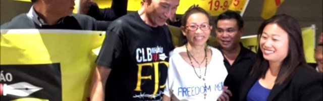 María Tan, con el rosario al cuello y camiseta blanca, ya en Estados Unidos... fuie policía y miembro del Partido Comunista... y luego activista demócrata y católica