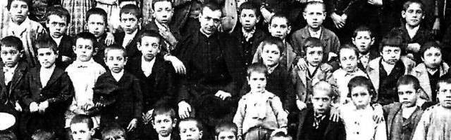 El padre Valentín Palencia rodeado de niños pobres o huérfanos... creó un taller por el que pasaron más de cien, y un comedor para alimentarlos