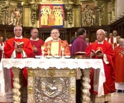 El obispo de Santander, el cardenal Amato y el nuncio Fratini en la beatificación de los mártires cistercienses