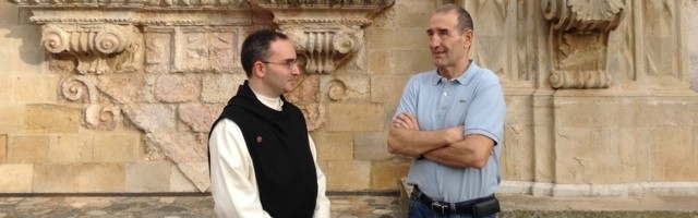 El físico Carles Udina visitó Poblet en 2014 y mantuvo un debate sobre ciencia y fe con el prior -y físico- Lluc Torcal