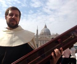 El carmelita español Antonio González con el bastón de Santa Teresa, que ha llevado a 30 países