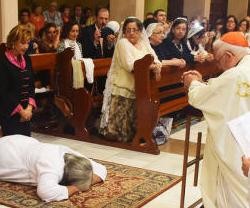 María Ángeles, la nueva virgen consagrada, en la ceremonia de consagración con el cardenal Cañizares de Valencia