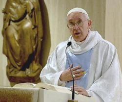 El Papa Francisco en la misa de la residencia Santa Marta, con el color azul de las fiestas marianas