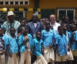 Juan José Gómez con chicos de los nuevos cursos del Hogar Don Bosco de Porto Novo en Benín