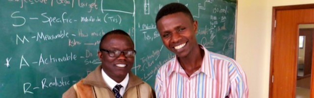 Mose Muthaka, a la izquierda, con Duncan Iguru, uno de los chicos beneficiados por su proyecto.