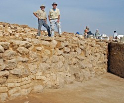 Los arqueólogos norteamericanos Collins y Byers con sus hallazgos de la Edad de Bronce