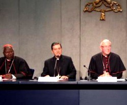 Rueda de prensa del Sínodo con los cardenales Ouedraogo -de Burkina Faso-, Salazar -de Bogotá- y Nichols -de Inglaterra