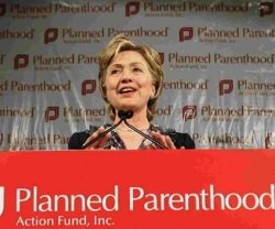 Hillary Clinton en un acto de la multimillonaria patronal abortista Planned Parenthood que financia sus campañas
