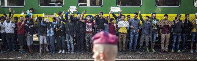Refugiados de Oriente Medio parados en Hungría protestan ante la policía local