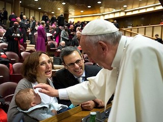 Los Paloni presentan al pequeño Davide al Papa Francisco.