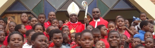 El arzobispo Msusa con niños de su diócesis de Malawi - él se convirtió al catolicismo a los 12 años y admiraba a los misioneros