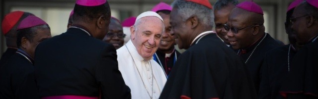 El Papa Francisco rodeado de obispos africanos al concluir el Sínodo para la Familia