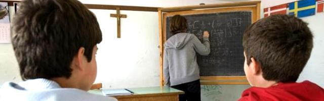 La ley española exige que los colegios ofrezcan la clase de religión, y son las familias las que deciden si quieren cursarla o no; año tras año, el sí es mayoritario