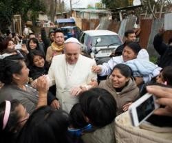 El Papa Francisco visitando un campamento de población nómada en Roma en febrero de 2014