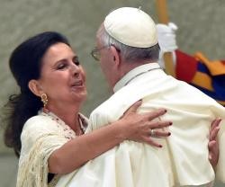 María José Santiago abraza emocionada al Papa Francisco