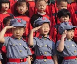 Niños chinos en un acto del Partido Comunista... la dictadura comunista permite ahora tener 2 hijos