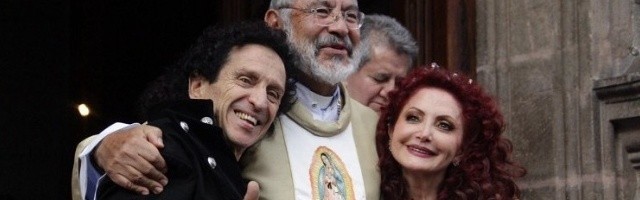 El matrimonio rockero de Alex y Chela Lora, en la basílica de Guadalupe, con el cura que celebró con ellos 35 años de casados