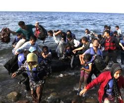 Refugiados de Oriente Medio entran en la Unión Europea desembarcando en la isla griega de Lesbos