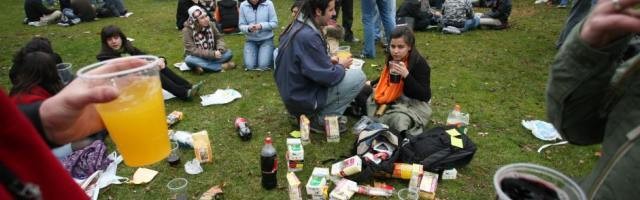 Jóvenes españoles de botellón. Beben en la calle en grupo grandes cantidades de alcohol barato mezclado con refrescos