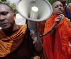 Hay grupos budistas en Tailandia que quieren declarar que el país sea confesionalmente budista, ignorando a las minorías