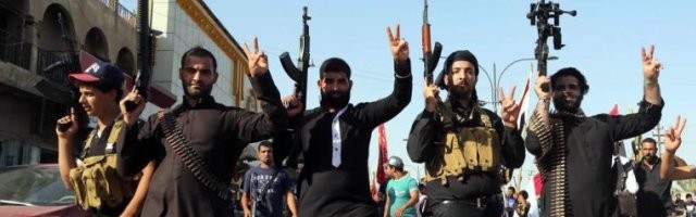 Yihadistas del Estado Islámico celebrando la toma de la ciudad de Mosúl (Irak)