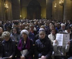 Asistentes a la Misa de difuntos en Notre Dame tras los terribles atentados del 13 de noviembre