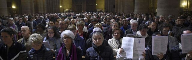 Asistentes a la Misa de difuntos en Notre Dame tras los terribles atentados del 13 de noviembre