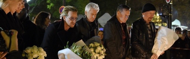 Los músicos de U2 llevaron flores y oraron ante la sala Bataclan, donde fueron asesinados docenas de aficionados al rock