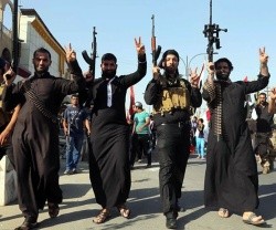 Terroristas yihadistas exhiben su armamento