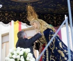 Momento en que se condecoró a María Santísima del Amor, imagen de una cofradía muy relacionada con la Policía Nacional