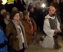 Un centenar de personas dedicó los primeros minutos de la exposición blasfema a orar el rosario en ella