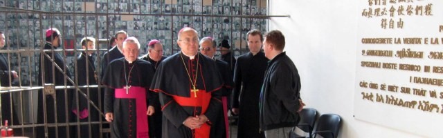 El cardenal Sandri visita en 2010 la cárcel-memorial de Sighet, con fotos de los represaliados y la frase Conoceréis la Verdad y la Verdad os hará Libres